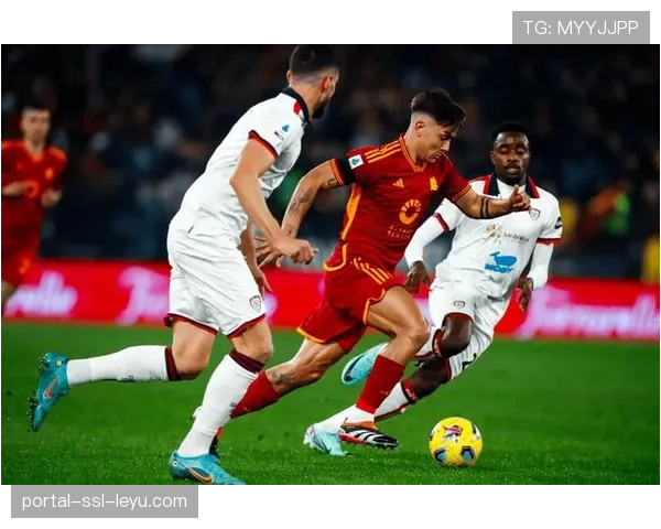 现场：罗马对阵萨索洛，迪巴拉任意球中柱，奥亚尔补射破门被判越位